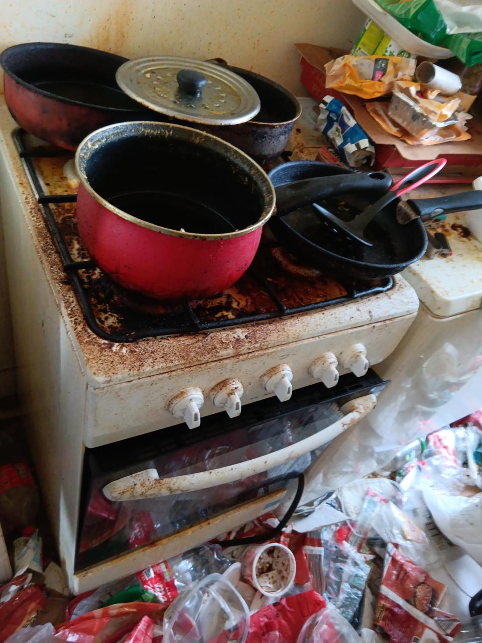 Étapes clés pour un nettoyage réussi d'un logement surchargé de déchets IMG 20241217 WA0035